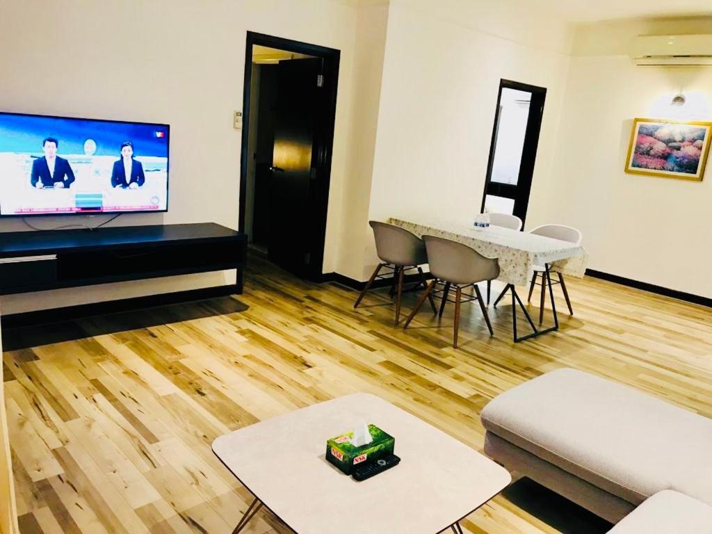 Go Daily Service At Times Square Apartment *