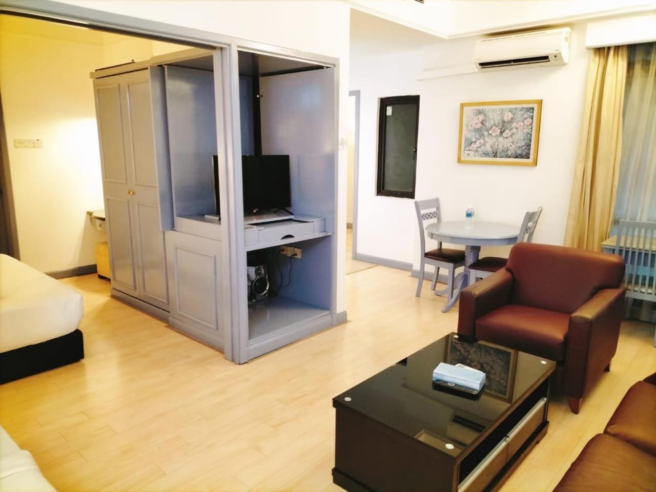 Go Daily Service At Times Square Apartment *