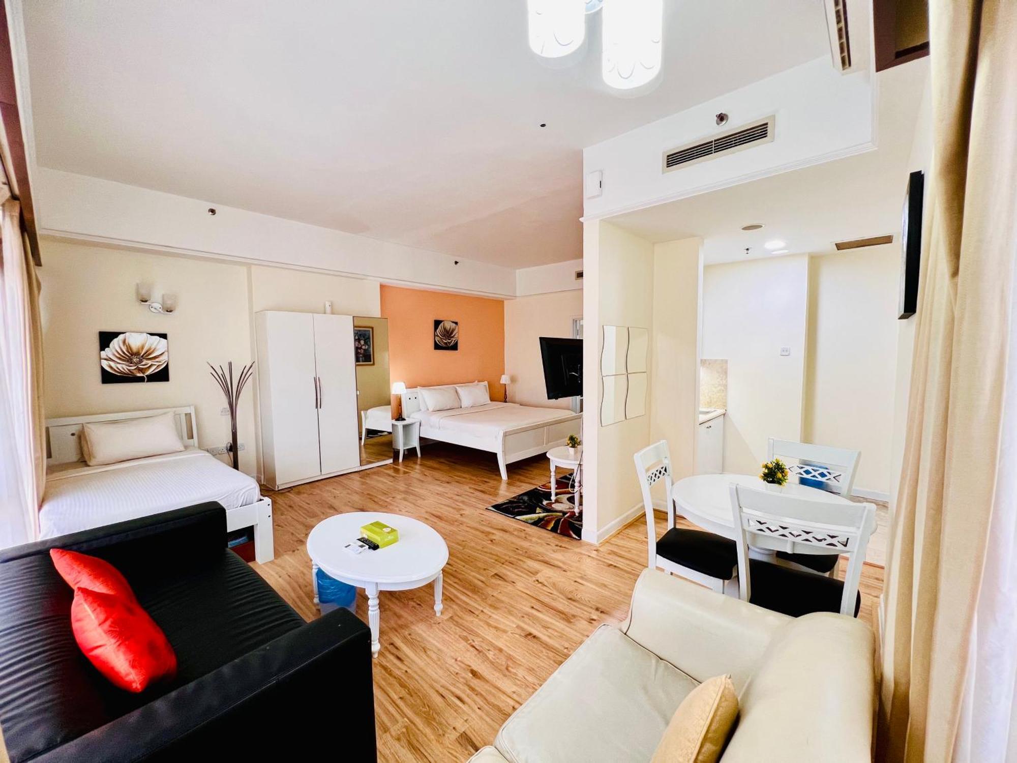 Go Daily Service At Times Square Apartment *